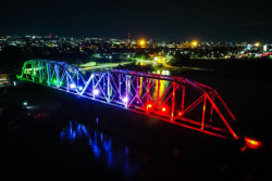 De tricolor se ilumina el Puente Negro en Culiacán