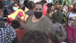 "A nada" de estallar la violencia entre madres de familia que cobraban beca