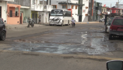Piden a JUMAPAM que repare fuga de agua en la Avenida Américas