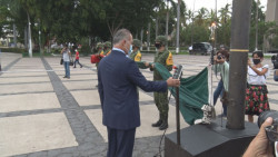El gobernador Quirino Ordáz Izó el lábaro patrio para conmemorar el 211 de la Independencia de México