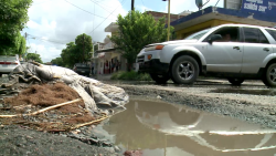 Ponen colchón para tapar pozo en avenida