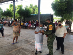 Ejército Mexicano apoya en la distribución de despensas en localidades de Sinaloa