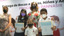 Entrega el DIF Sinaloa becas a beneficiarios de PANNASIR