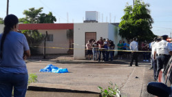 Chofer de camión atropella a una mujer y se da a la fuga