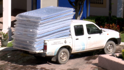 Siguen entregando colchones a damnificados