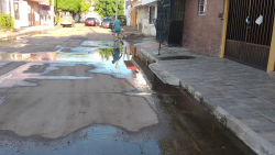 Fuga de agua potable en Fraccionamiento Jacarandas
