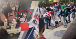 Sorprenden a joven robando un celular y entre varios le dan una golpiza (video)