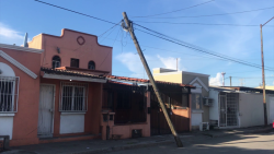 Carro se lleva poste y queda colgando de los cables