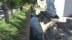 Aguas negras en canal pluvial