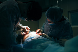 Advierte COEPRISS riesgos en clínica de belleza clandestinas