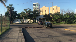 Tapan con palos zanja en Av, Leonismo Internacional