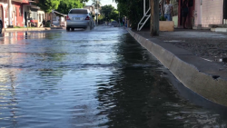 Intensa fuga de agua se registró en Col. Montuosa