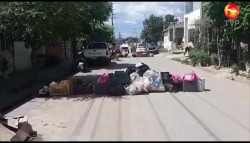 Vecinos de colonia Pueblo Nuevo, en Escuinapa, cierran calle con basura
