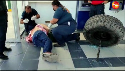 Se le sale llanta a un vehículo, se estrella con cristales de un cajero y lesiona a una persona