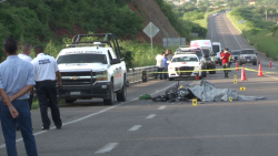 Muere hombre al estrellar su moto en patrulla de la guardia nacional