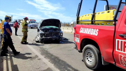 Vuelca camioneta sobre paso superior en acceso sur de Mazatlán