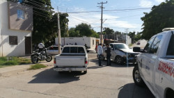 Mujer resulta lesionada en accidente automovilístico