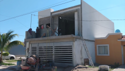 Cae albañil de construcción, fue trasladado a una clínica