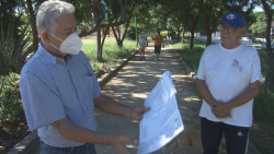 Vecinos "pelean" área verde de un parque..comerciantes empiezan a construir