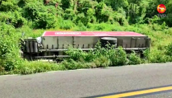 Chocan automóvil y camión de carga, hay un muerto