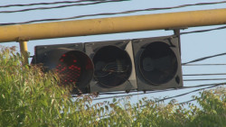 Se las arreglan para robarse dos focos del semáforo