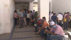 Decenas de abuelos duermen afuera del INAPAM