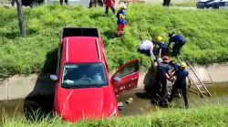 Camioneta termina en el fondo de un canal en el Toreo
