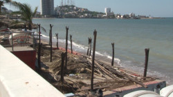 Poco a poco se van recuperando establecimientos en la playa tras huracán Pamela.