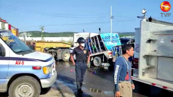 Camioneta de reparto de agua purificada se impacta contra tráiler.