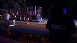 Muere motociclista al impactarse con trailer estacionado
