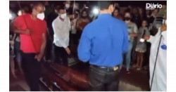 Cientos de cristianos esperan en funeraria a pastor que prometió revivir a los tres días