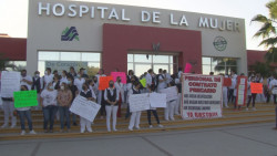 Exigen sus derechos laborales en el Hospital de la Mujer