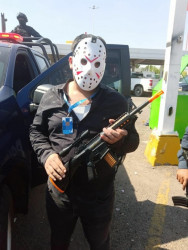 Se disfraza de "matón" y se lo llevan a barandilla