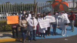 Acude personal de salud inconforme a la toma de protesta del gobernador Rubén Rocha Moya