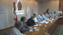 Cumple Rubén Rocha, se reúne con familias de desaparecidos