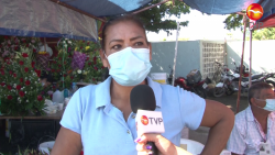 Ventas estables de floristas a fuera de los panteones.