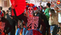 Mazatlecos disfrutan del Desfile de Día de Muertos