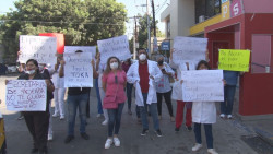 Con bloqueo de vialidades personal de salud exige respuesta