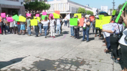 Se manifiestan MORENISTAS afuera del ayuntamiento.