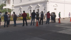 Largas filas de contribuyente para pago de impuestos municipales