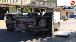 Volcadura de camioneta en Col. Juárez