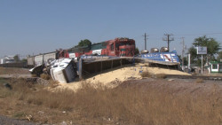 TRÁILER INTENTA GANARLE EL PASO A TREN Y ES IMPACTADO