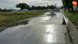Fuga en el fraccionamiento Villas del rey, riega gran cantidad de agua