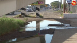 Fuga de drenaje lleva dos meses sobre la Avenida de las Torres