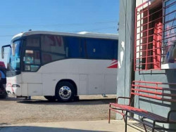 En pleno autobús, mujer da a luz a una bebé
