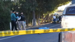 Encuentran asesinado a hombre vestido de policía de tránsito