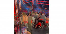 Fan taclea a luchador de la WWE y se necesitan varios para quitárselo (video)