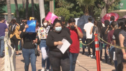 Con filas súper largas inició la vacunación para jóvenes de 15 a 17 años