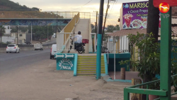 Cómo carretera utilizan motociclistas el puente peatonal de Cerro colorado