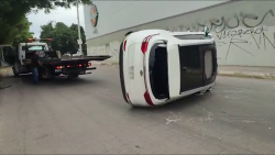 Sale ileso después de volcar su camioneta